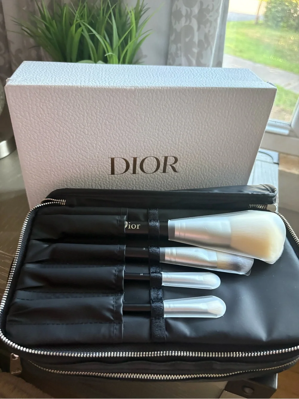 FaSHION Women's Makeup Brush Set - White/Silver in travel case